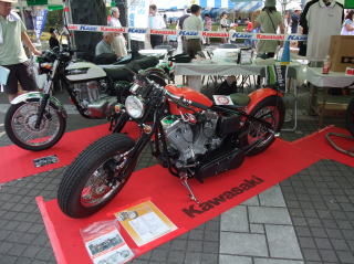 カワサキショップ MSセーリングさんも今年も出展。 販売絶好調のニンジャ250Rやロングセラーモデルのエストレヤの他、参考出品のロードホッパーを展示。 ロードホッパーはハーレーダビッドソン製エンジンを供給され製作されている量産型カスタムマシンです。